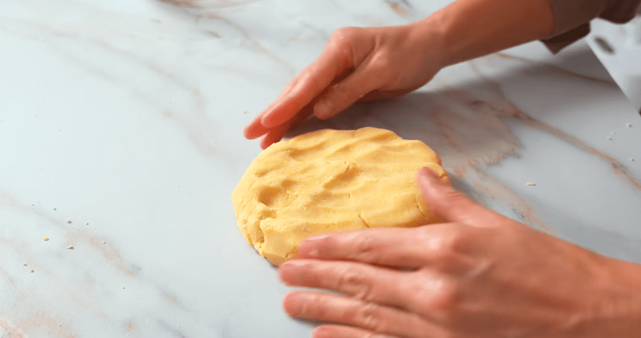 Рецепт пирога з варенням, збитими білками та горіхами за кілька хвилин