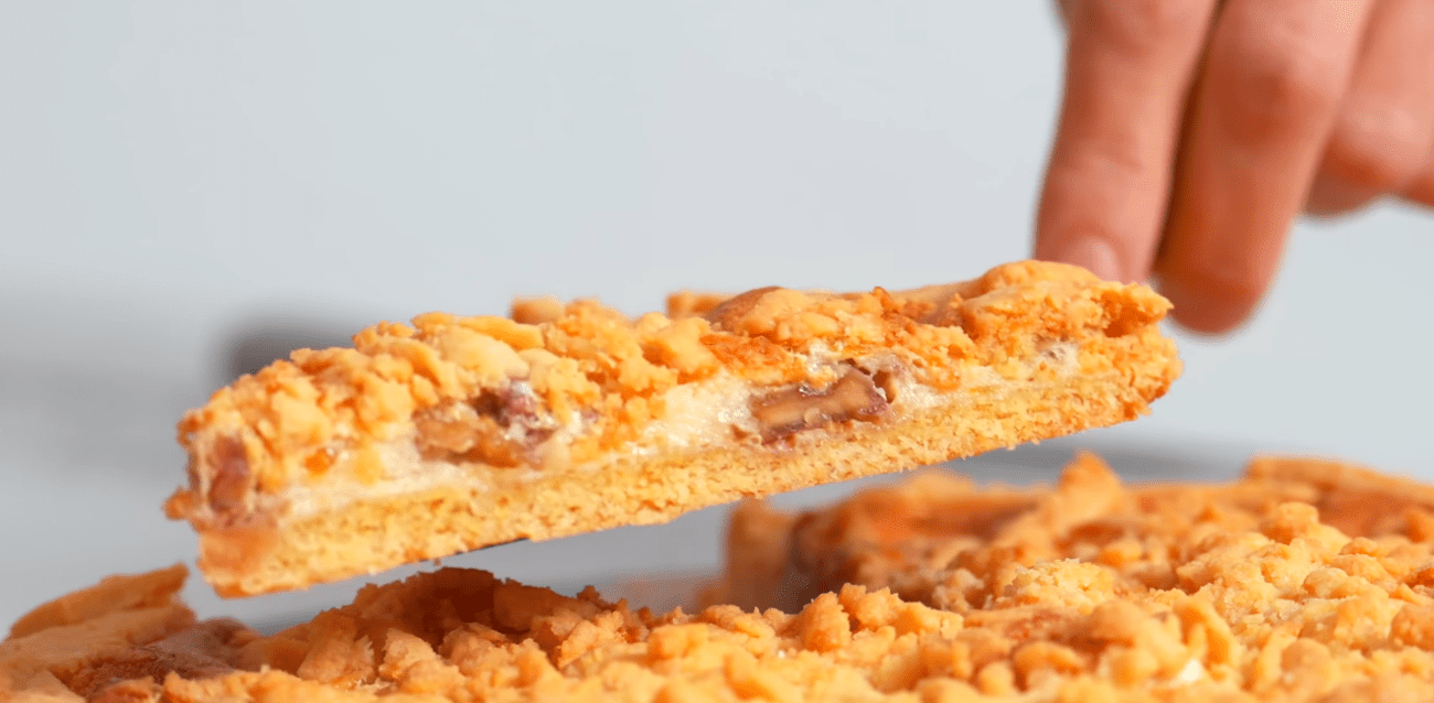 Рецепт пирога з варенням, збитими білками та горіхами за кілька хвилин