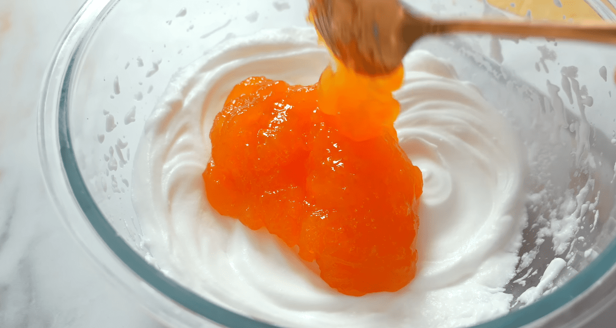 Рецепт пирога з варенням, збитими білками та горіхами за кілька хвилин