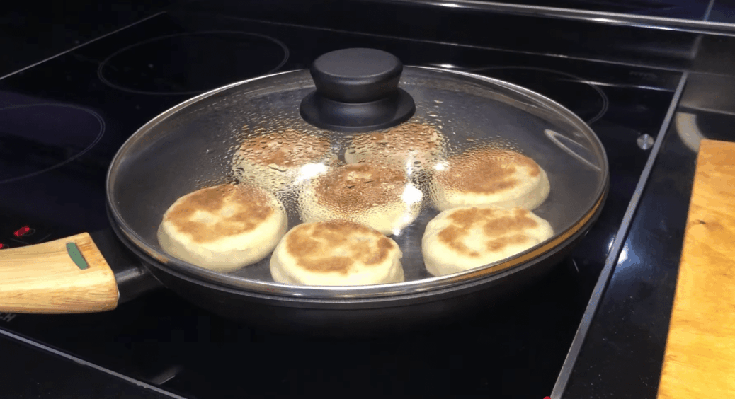 Забудьте про дріжджі та соду: хліб на сковороді вимагає лише 4 інгредієнти і трохи терпіння 