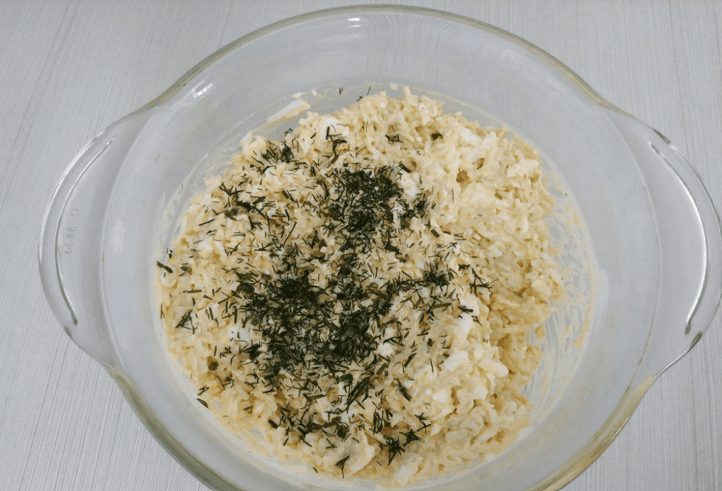 Кулінари згадали популярний рецепт салату з плавленого сиру та локшини