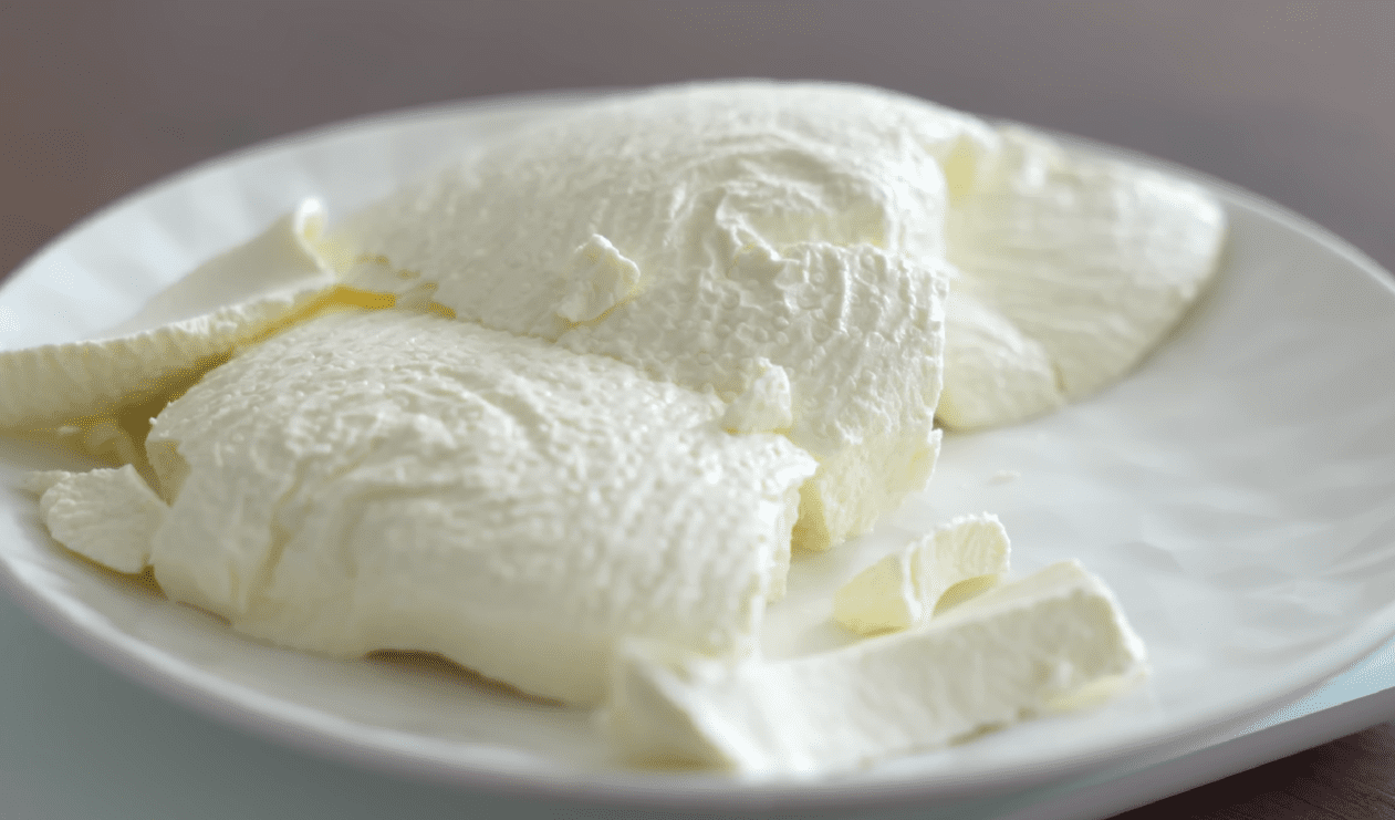 Кулінари розповіли, як зробити вдома справжній вершковий сир із 2 інгредієнтів