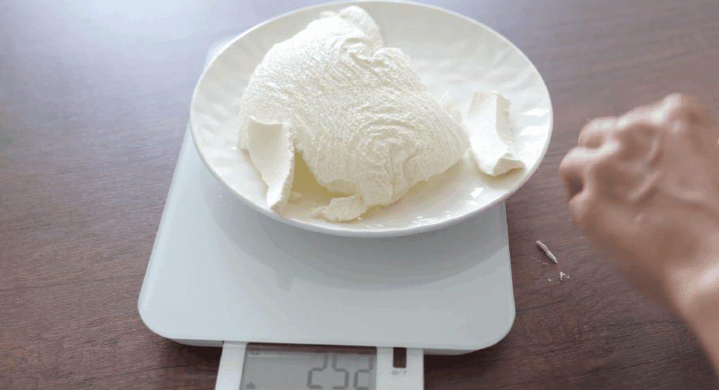 Заливаю плавлений сир окропом і отримую ніжний ресторанний делікатес — рецепт-відкриття 