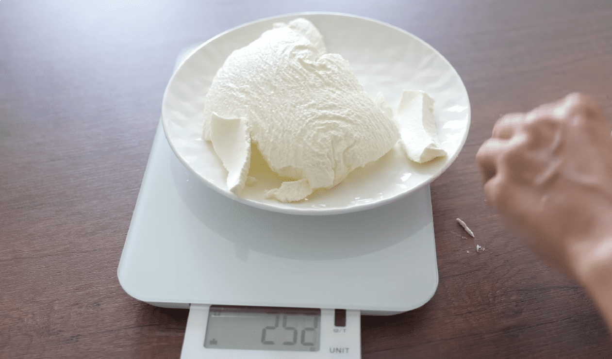 Кулінари розповіли, як зробити вдома справжній вершковий сир із 2 інгредієнтів