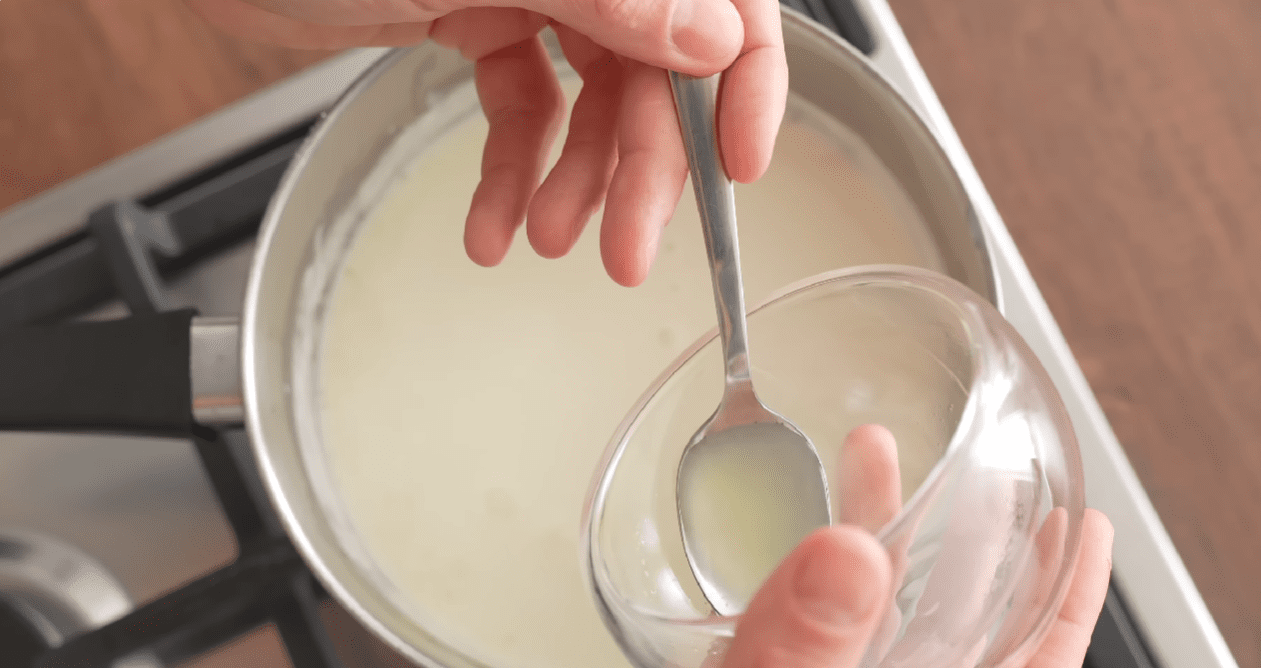 Кулінари розповіли, як зробити вдома справжній вершковий сир із 2 інгредієнтів