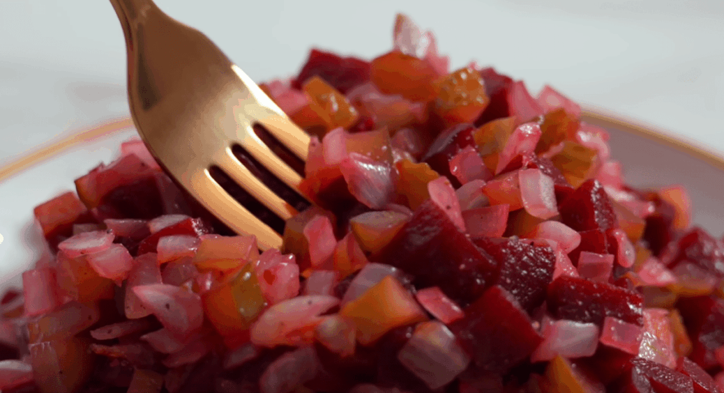 Додала до звичайного вареного буряка ЦЕЙ простий інгредієнт і отримала шикарний салат – рецепт 