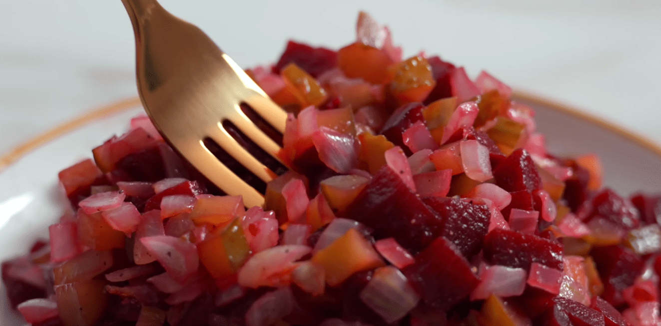 Кулінари розповіли, як урізноманітнити смак салату з буряка – рецепт