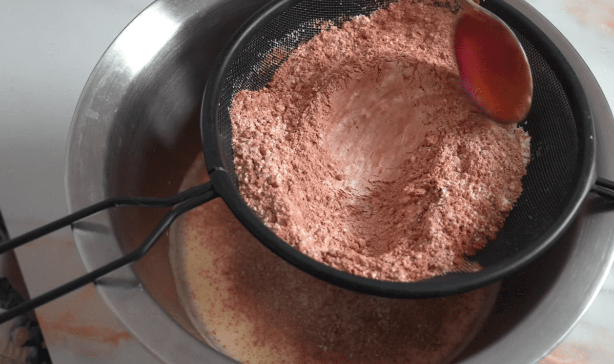 Рецепт соковитого шоколадного пирога з ягодами та сиром