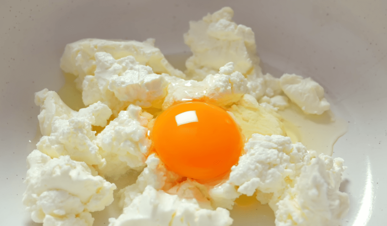 Рецепт соковитого шоколадного пирога з ягодами та сиром