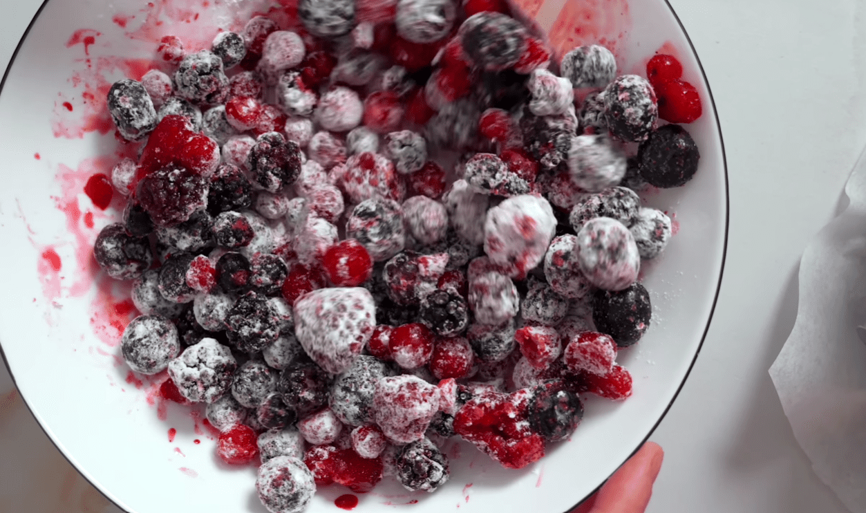 Рецепт соковитого шоколадного пирога з ягодами та сиром