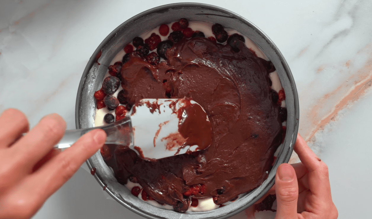 Рецепт соковитого шоколадного пирога з ягодами та сиром