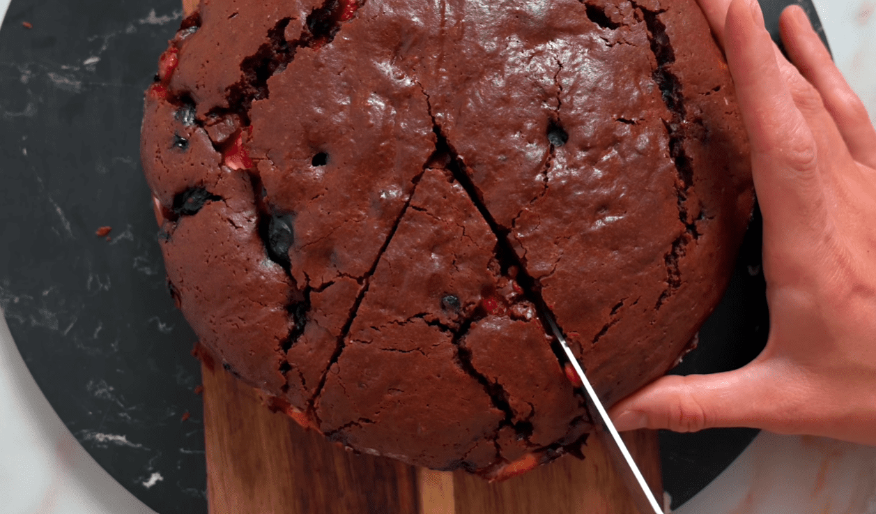 Рецепт соковитого шоколадного пирога з ягодами та сиром