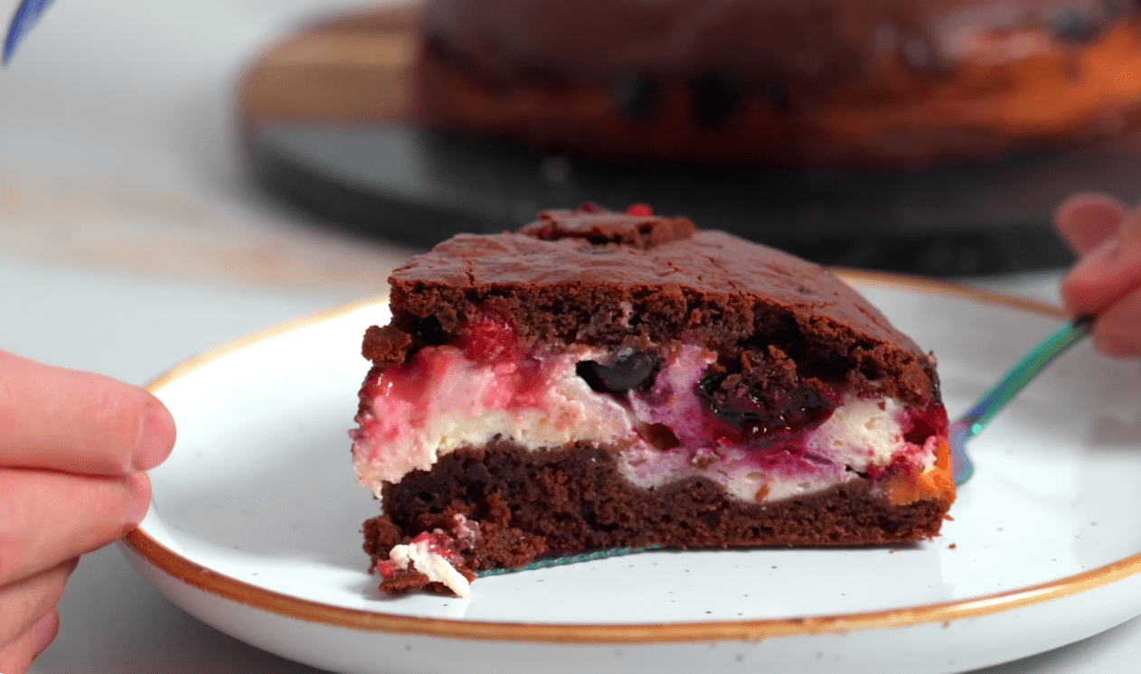 Рецепт соковитого шоколадного пирога з ягодами та сиром
