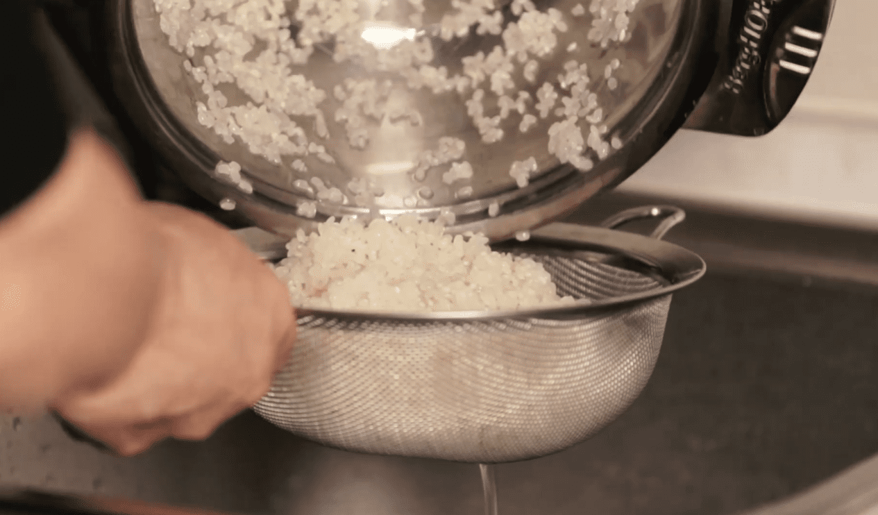 Пісний рецепт рисової каши з яблуком, журавлиною та родзинками