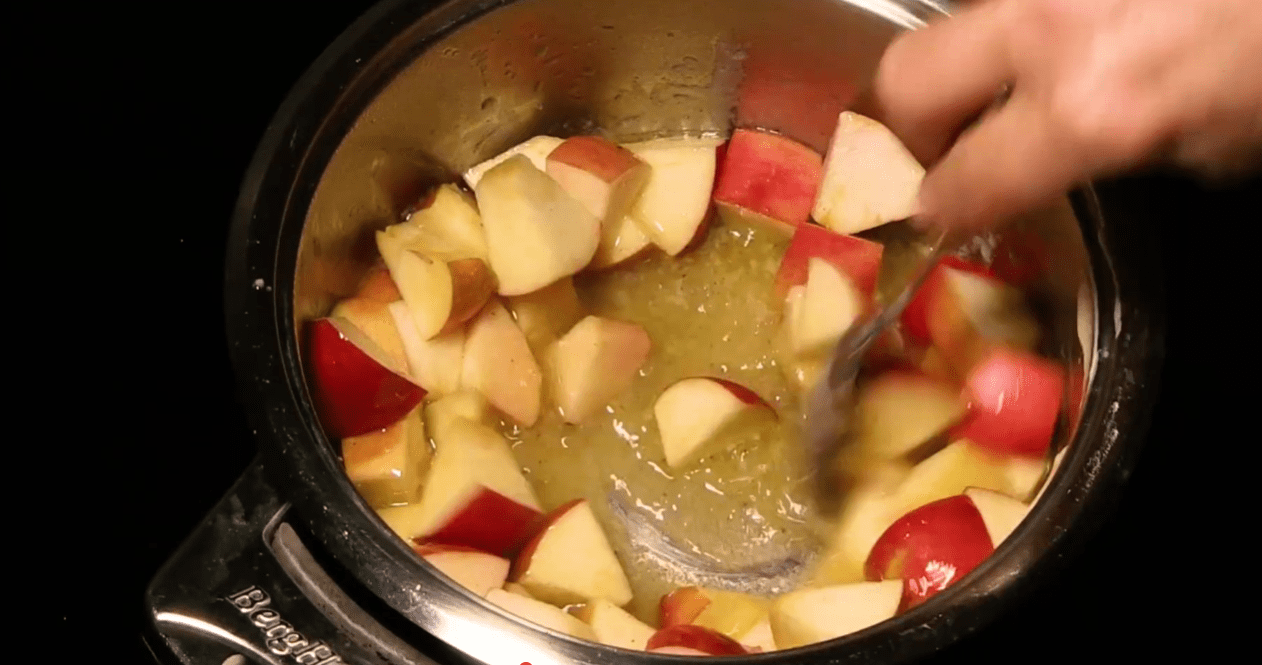 Пісний рецепт рисової каши з яблуком, журавлиною та родзинками