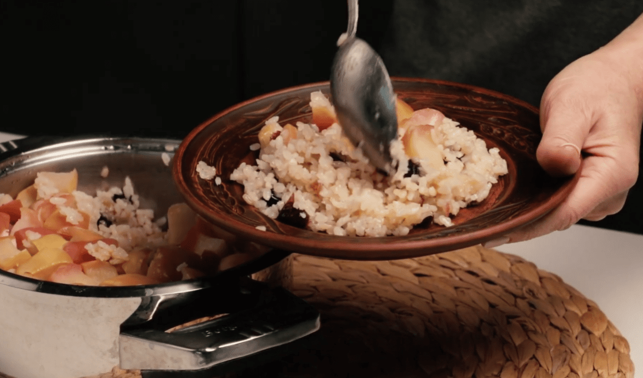 Пісний рецепт рисової каши з яблуком, журавлиною та родзинками Пісний рецепт рисової каши з яблуком, журавлиною та родзинками