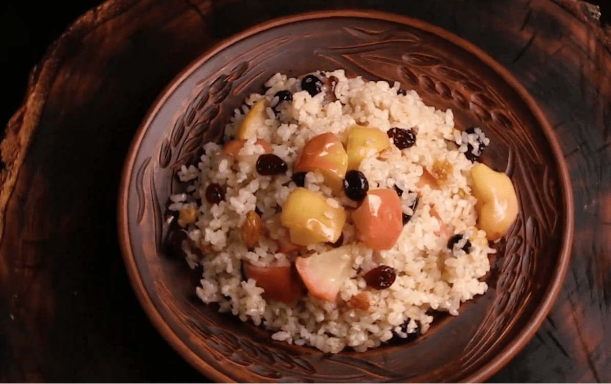 Пісний рецепт рисової каши з яблуком, журавлиною та родзинками Пісний рецепт рисової каши з яблуком, журавлиною та родзинками