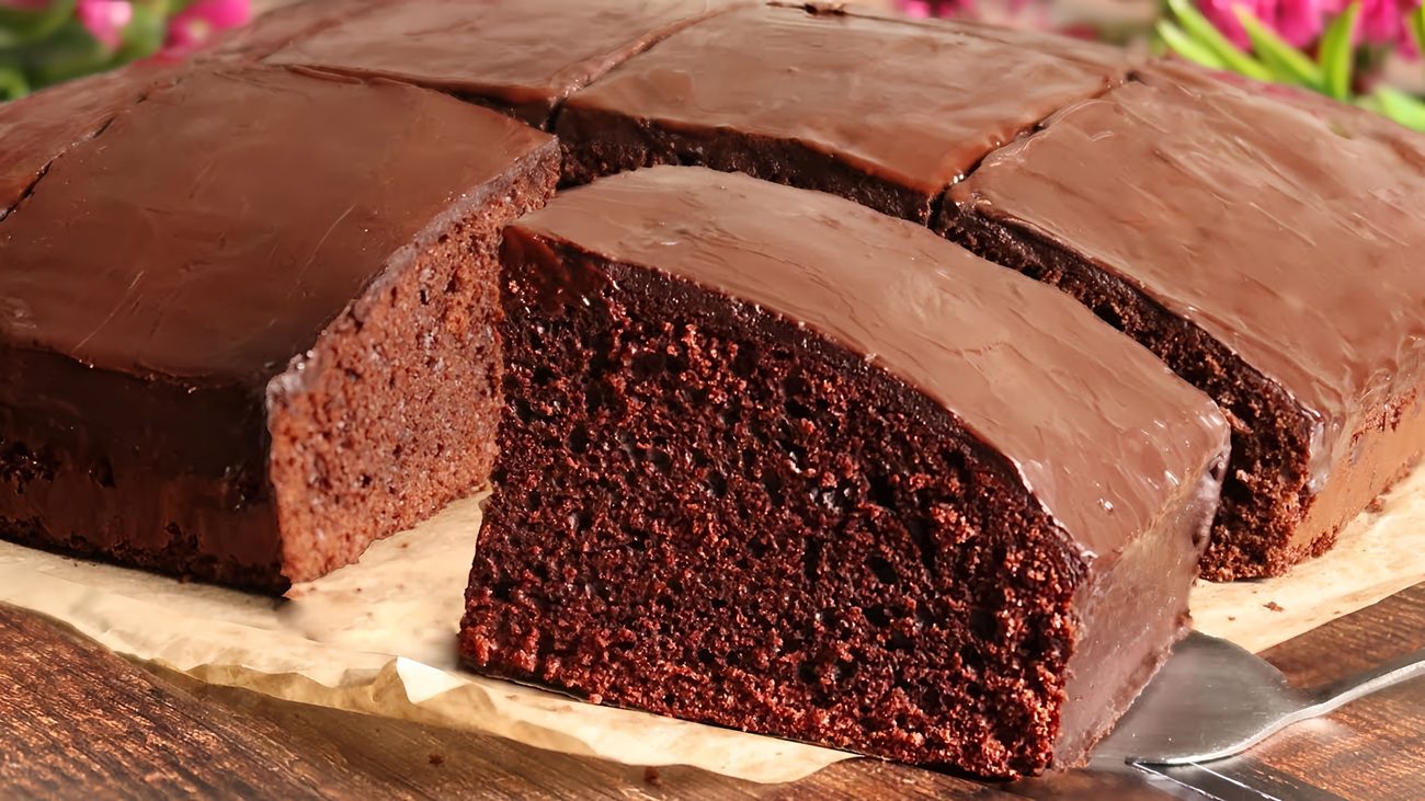 Рецепт пухкого і вологого шоколадного пирога без яєць, масла і молока