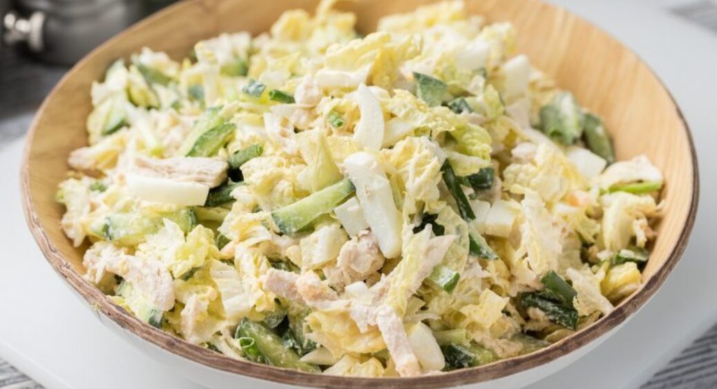 Повітряний салат “Лебединий пух” з пекінською капустою: ідеальний для дієти до літа 
