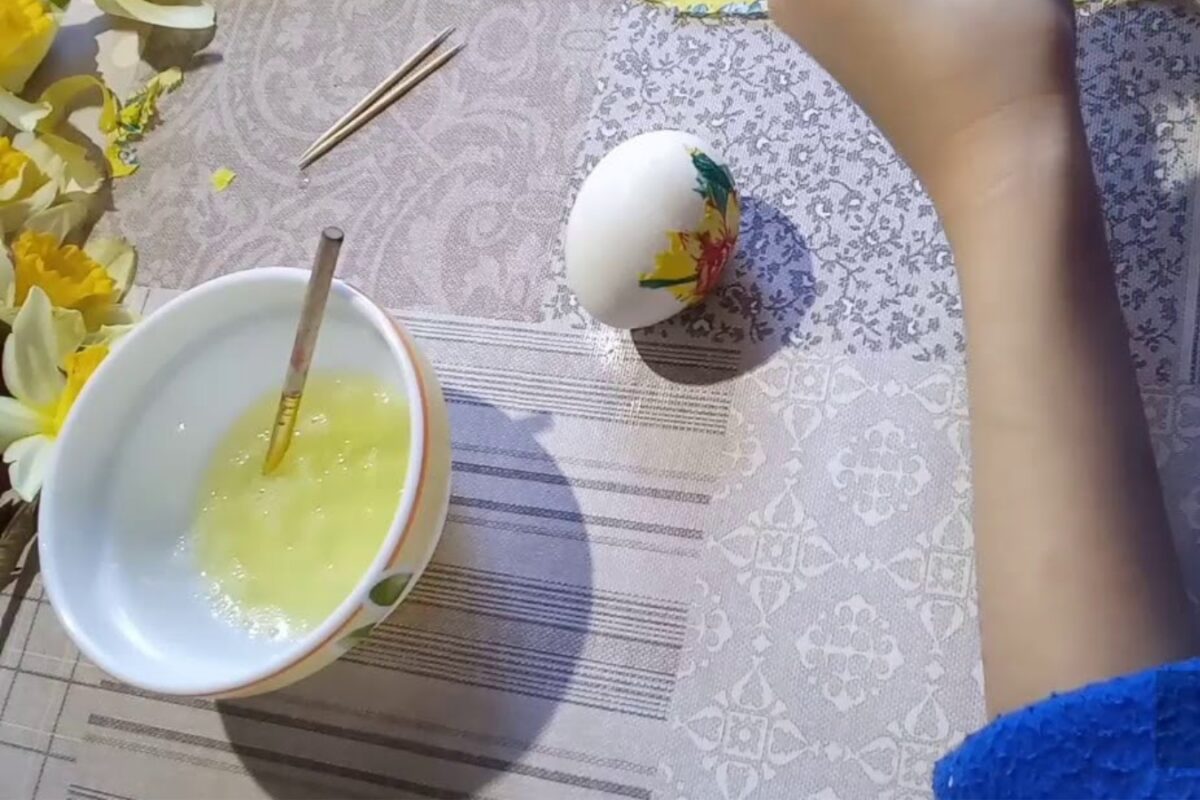 Техніка декупажу для декорування яєць на Великдень 