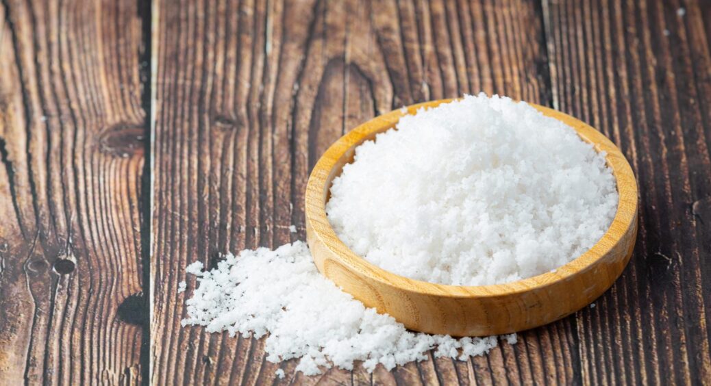 Магія солі на порозі: господарі згадали забутий стародавній звичай – для свіжості і чистоти 