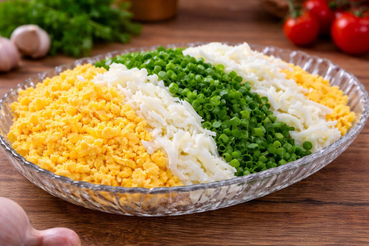 Кулінари розсекретили найсмачніший рецепт салату з шинки на Великдень 2026. Фото: Сенсація Кулінари розсекретили найсмачніший рецепт салату з шинки на Великдень 2026. Фото: Сенсація