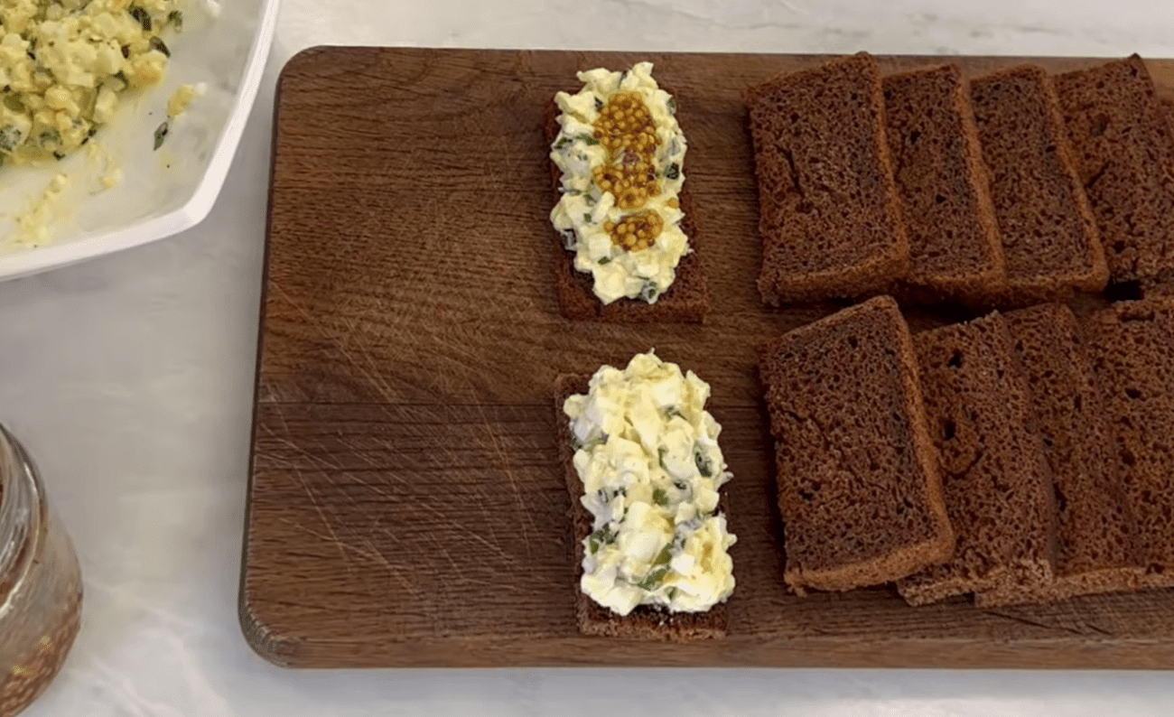 Рецепт дуже смачних канапок з оселедцем на святковий стіл