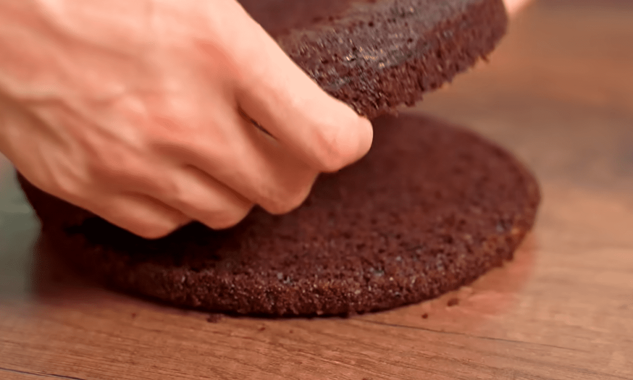 Рецепт дуже смачного і соковитого торта без вагів та міксера