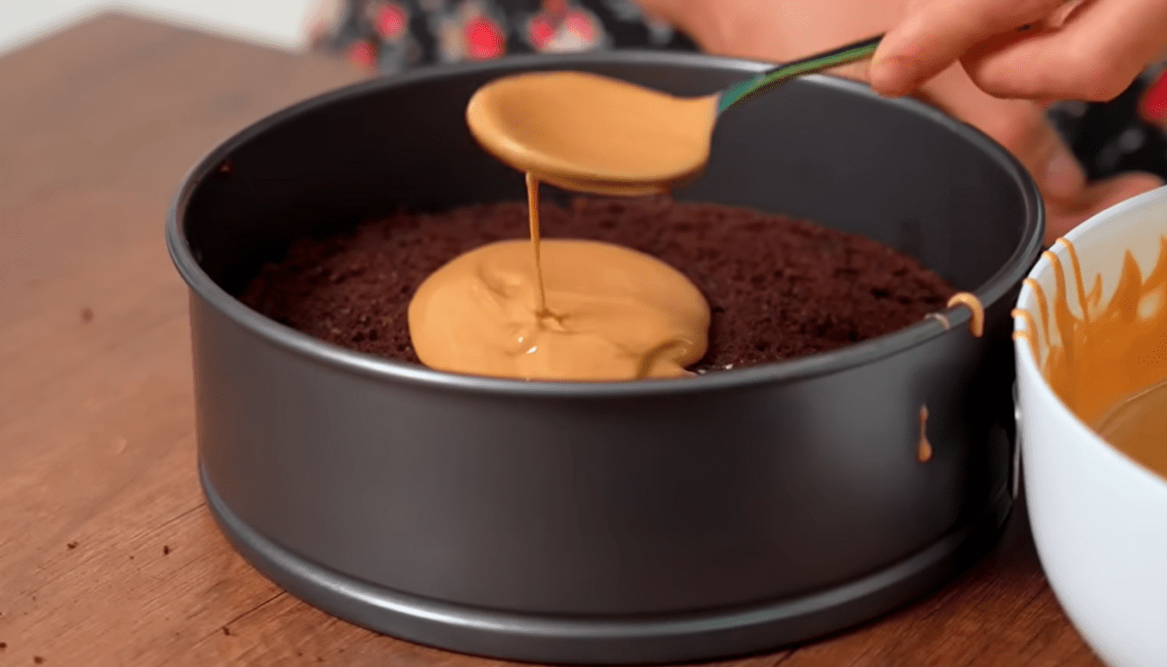 Рецепт дуже смачного і соковитого торта без вагів та міксера