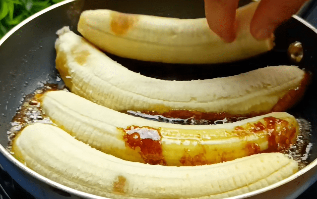 Рецепт дуже смачного і пишного пирога з бананами на сковороді