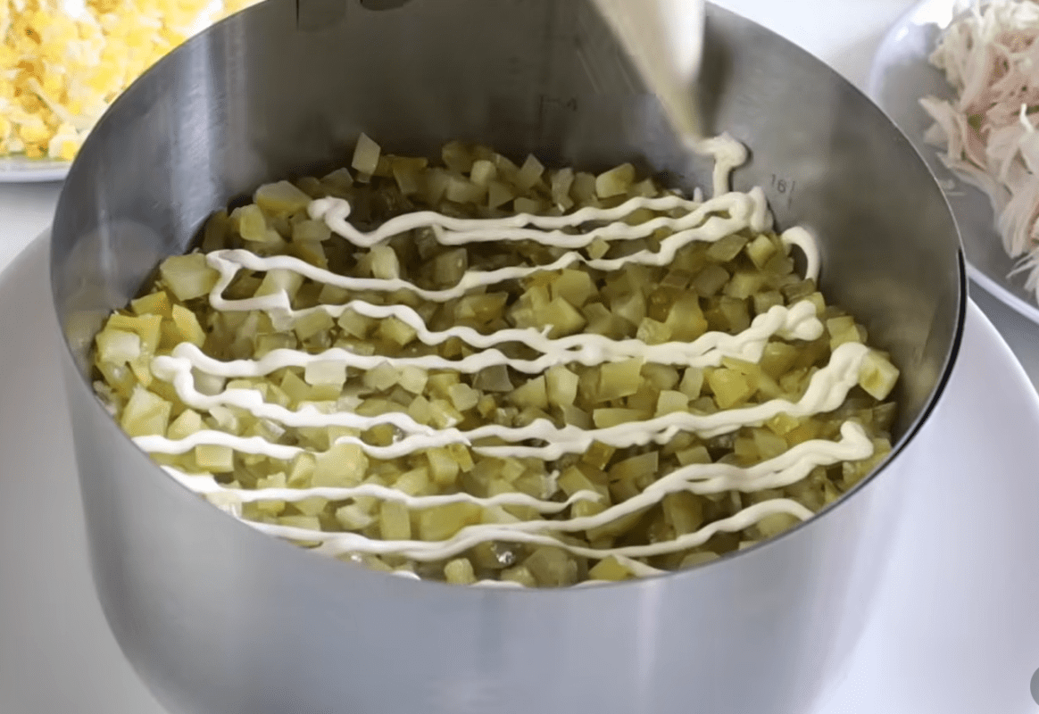 Рецепт нового святкового салату з курячим філе