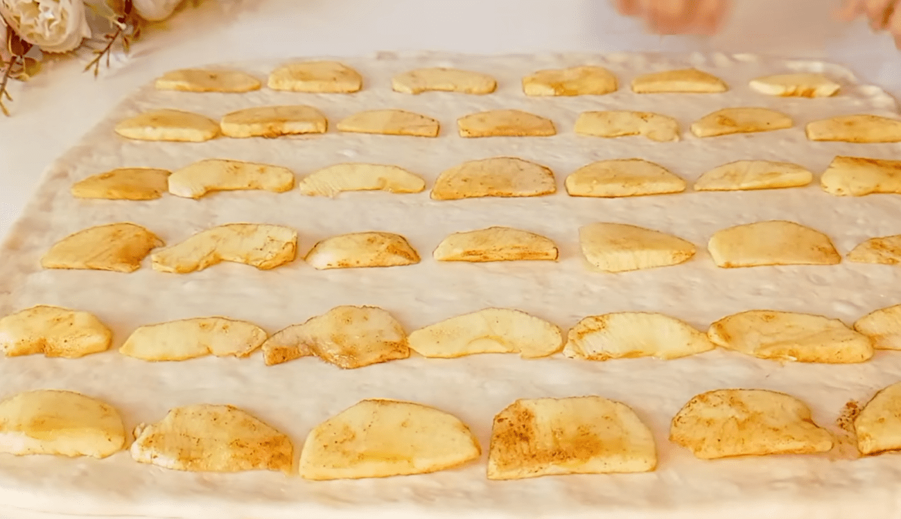 Рецепт пухких і смачних пончиків на сковороді з яблучною начинкою