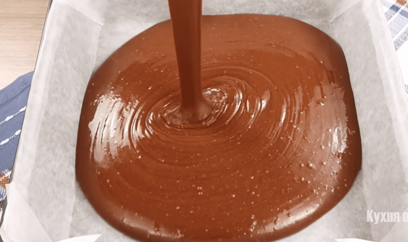 Рецепт дуже смачного і вологого пирога без молока, яєць і масла