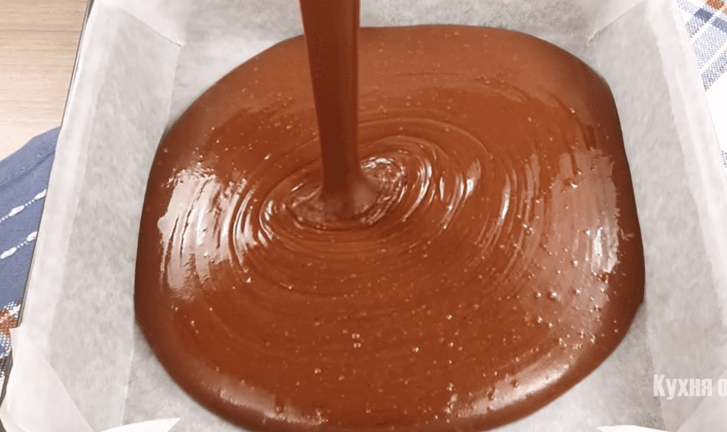 Рецепт дуже смачного і вологого пирога без молока, яєць і масла