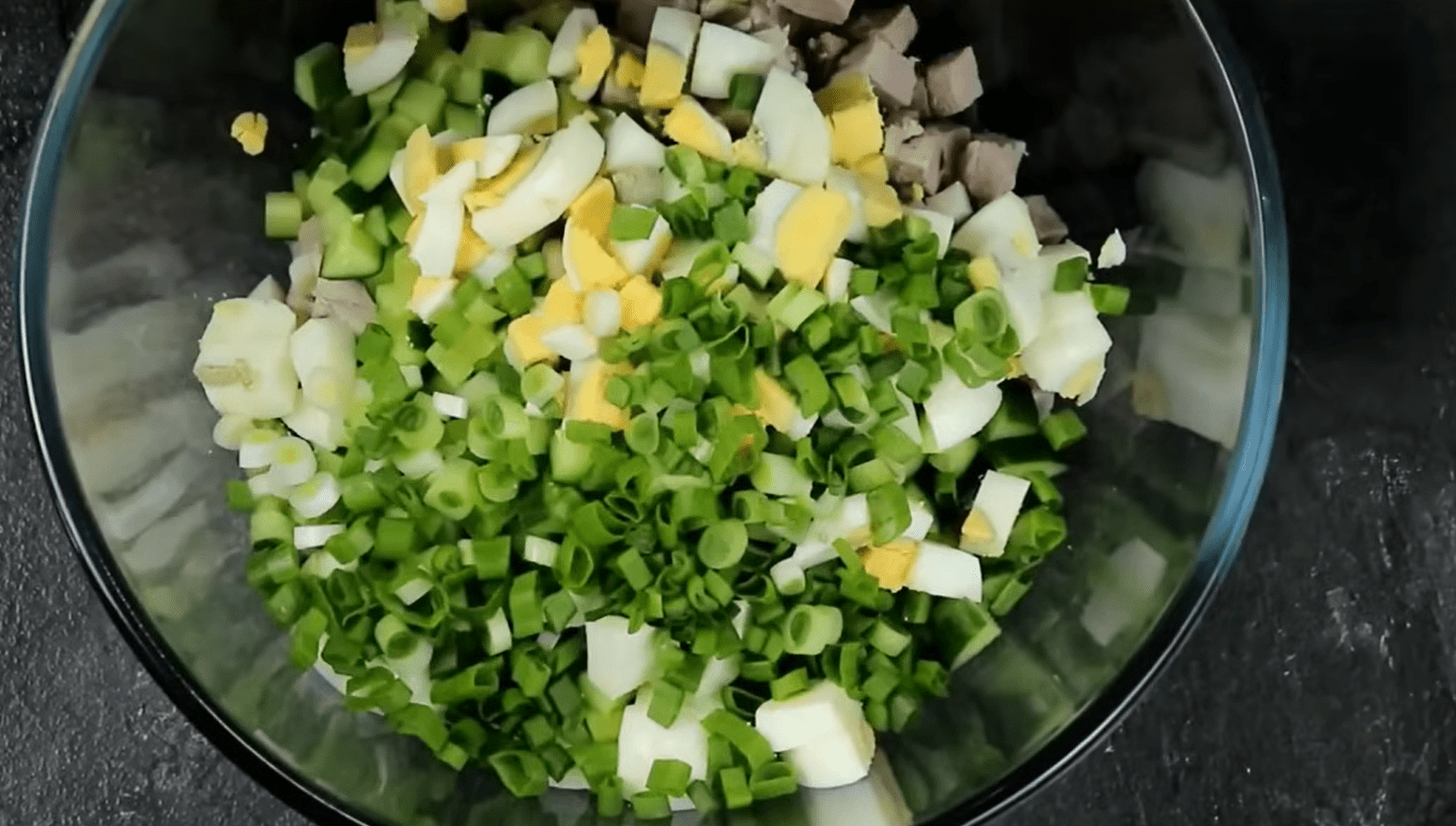 Рецепт дуже смачного і свіжого салату на Великдень 2026