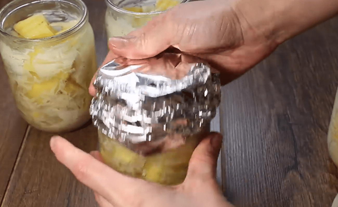 Кулінари розповіли, як смачно запекти картоплю в банці