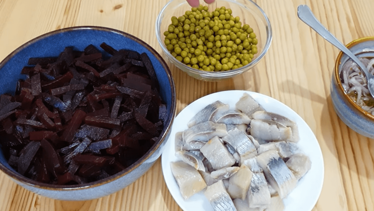 Рецепт дуже смачного салату з буряком і оселедцем. Фото: YouТube Смак хати