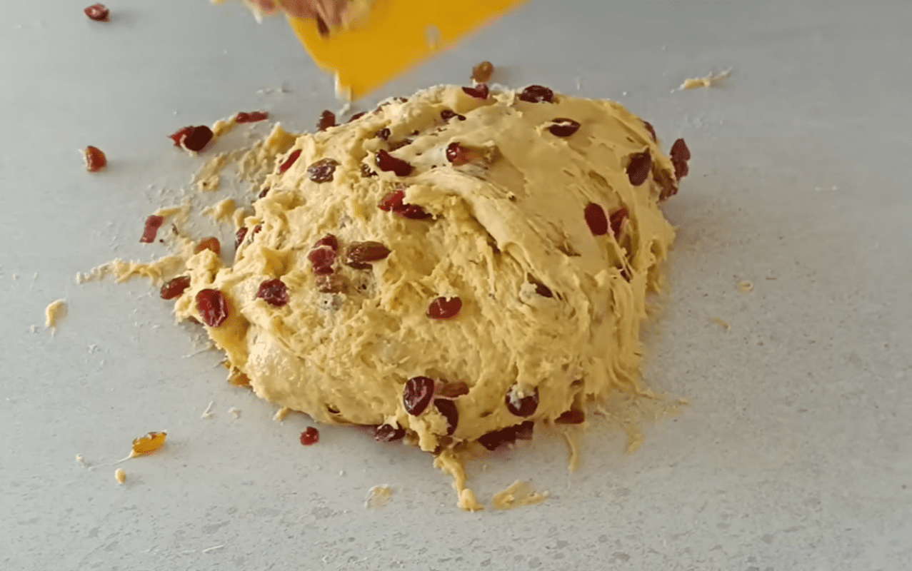 Кулінари поділилися рецептом пухкої і волокнистої паски. Фото: YouТube Kateryna Tarasenko