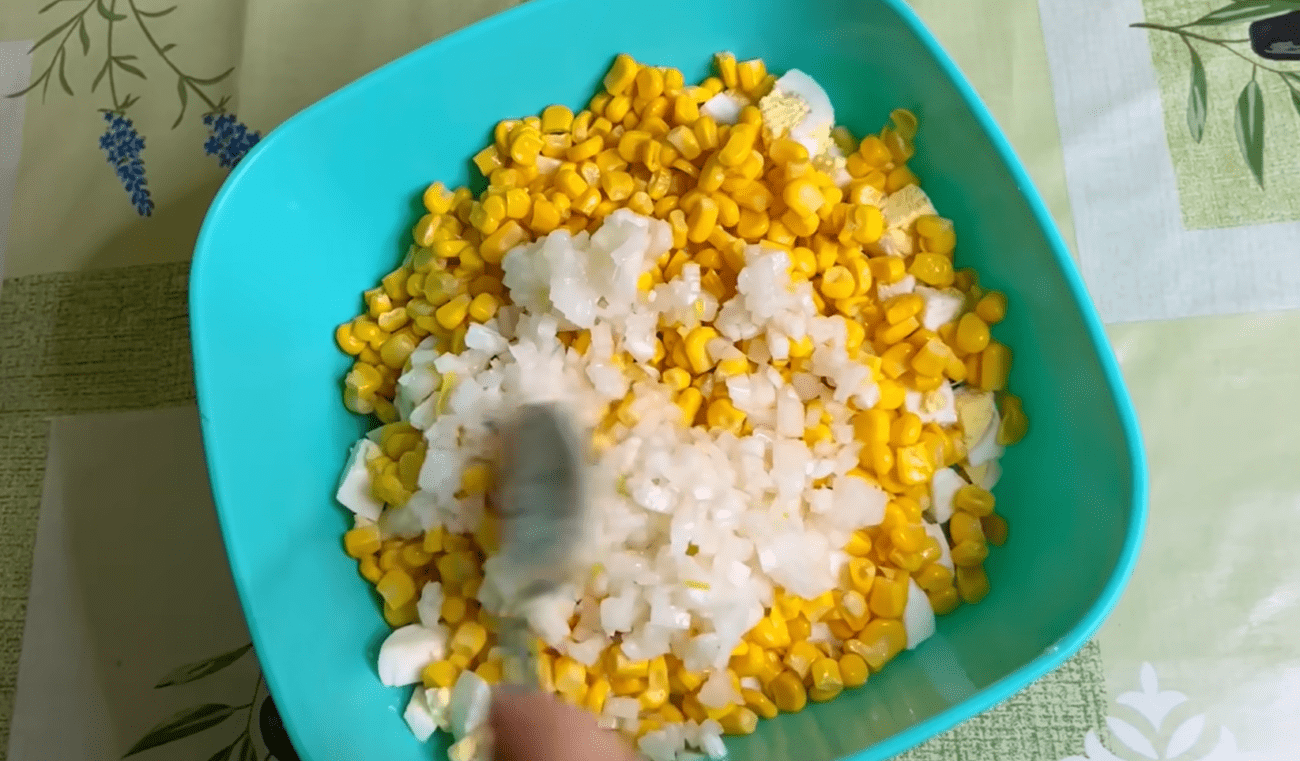 Рецепт смачного і соковитого салату з куркою на Великдень. Фото: YouТube Катя Онча