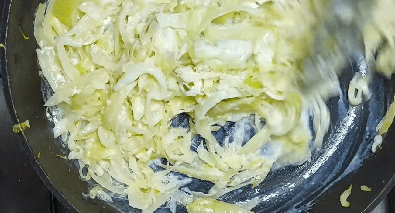 Рецепт дуже смачної і ніжної тушкованої капусти з плавленим сирком. Фото: YouТube ГотуємоРазом