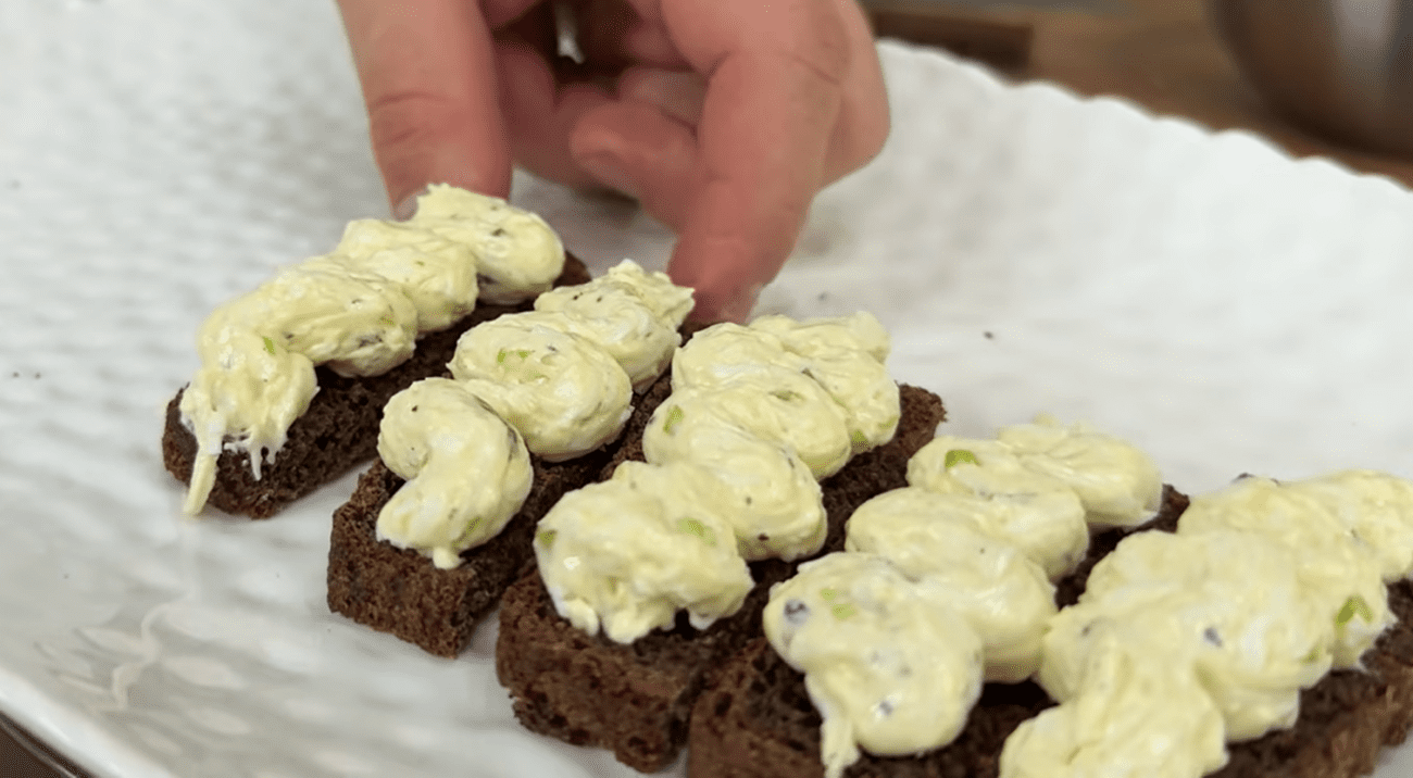 Кулінари розповіли, як приготувати святкові канапки з оселедцем. Фото: YouТube Іван Янюк