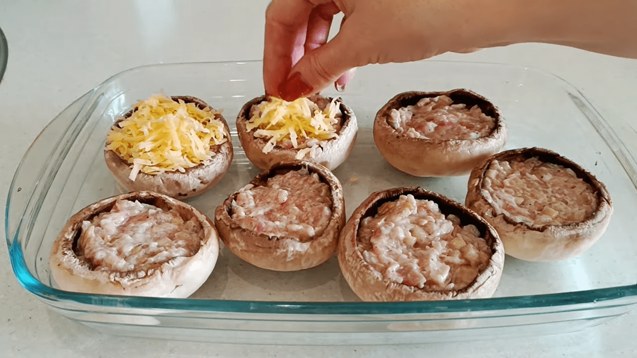 Рецепт ніжних і соковитих фаршированих печериць у духовці. Фото: YouTube Сімейні страви