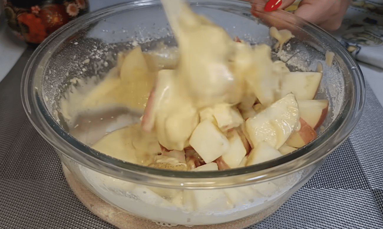 Кулінари поділилися рецептом швидкого яблучного пирога за копійки. Фото: YouTube  House of Recipes