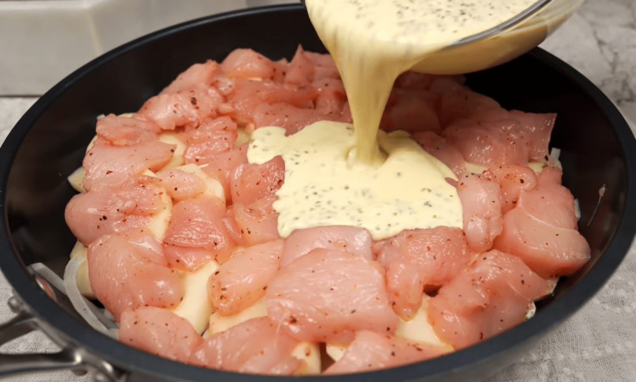 Рецепт дуже смачної і соковитої запеченої курки з картоплею у духовці. Фото: YouTube Essen Rezepte