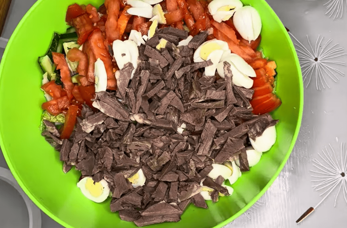 Рецепт смачного і свіжого салату зі свинячим серцем. Рецепт. YouTube Катя Онча