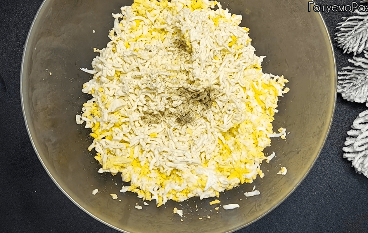 Рецепт ніжного і соковитого сирного салату на Великдень. Фото: YouTube ГотуємоРазом