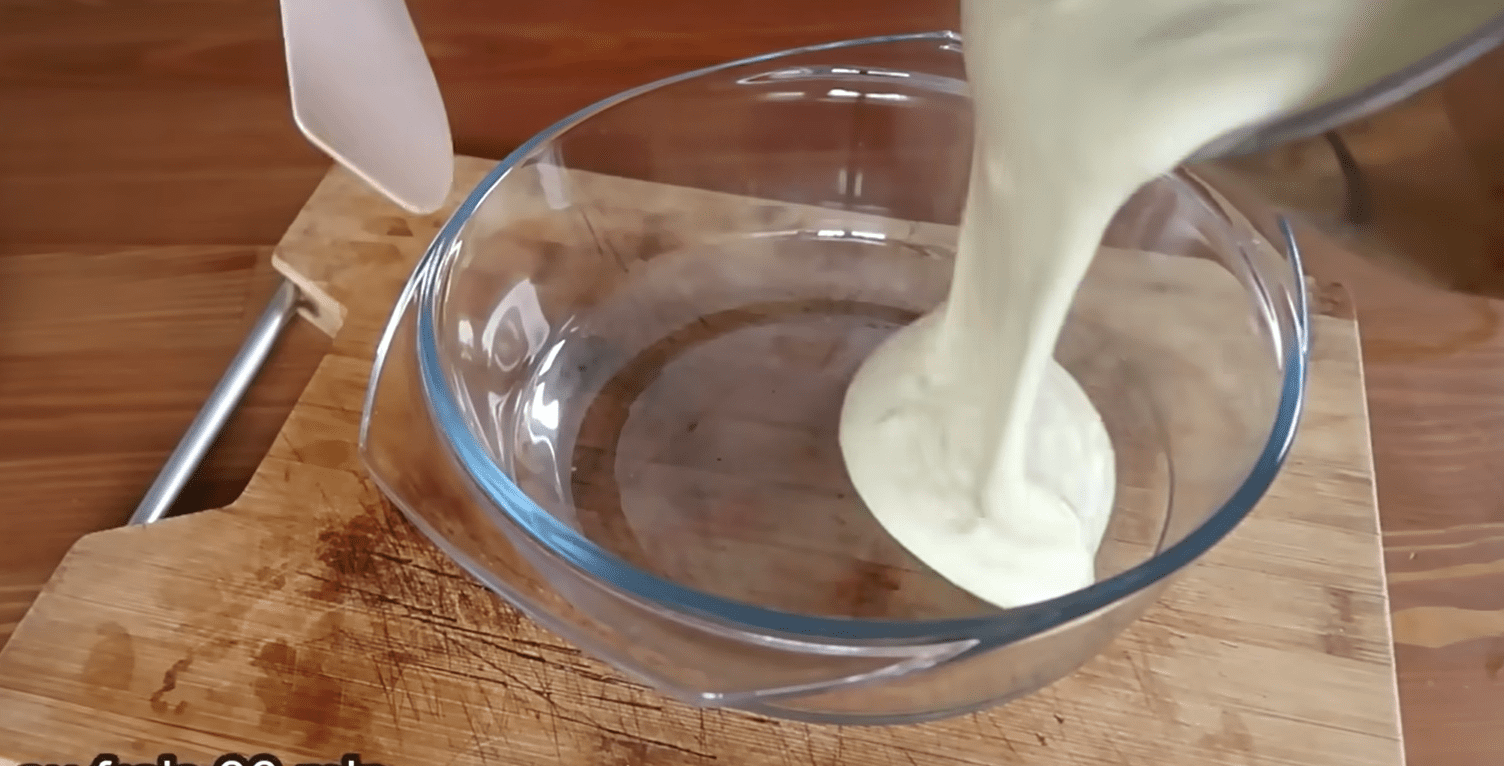 Рецепт ніжного і повітряного десерту з молока без желатину. Фото: YouTube Оne day one recipe