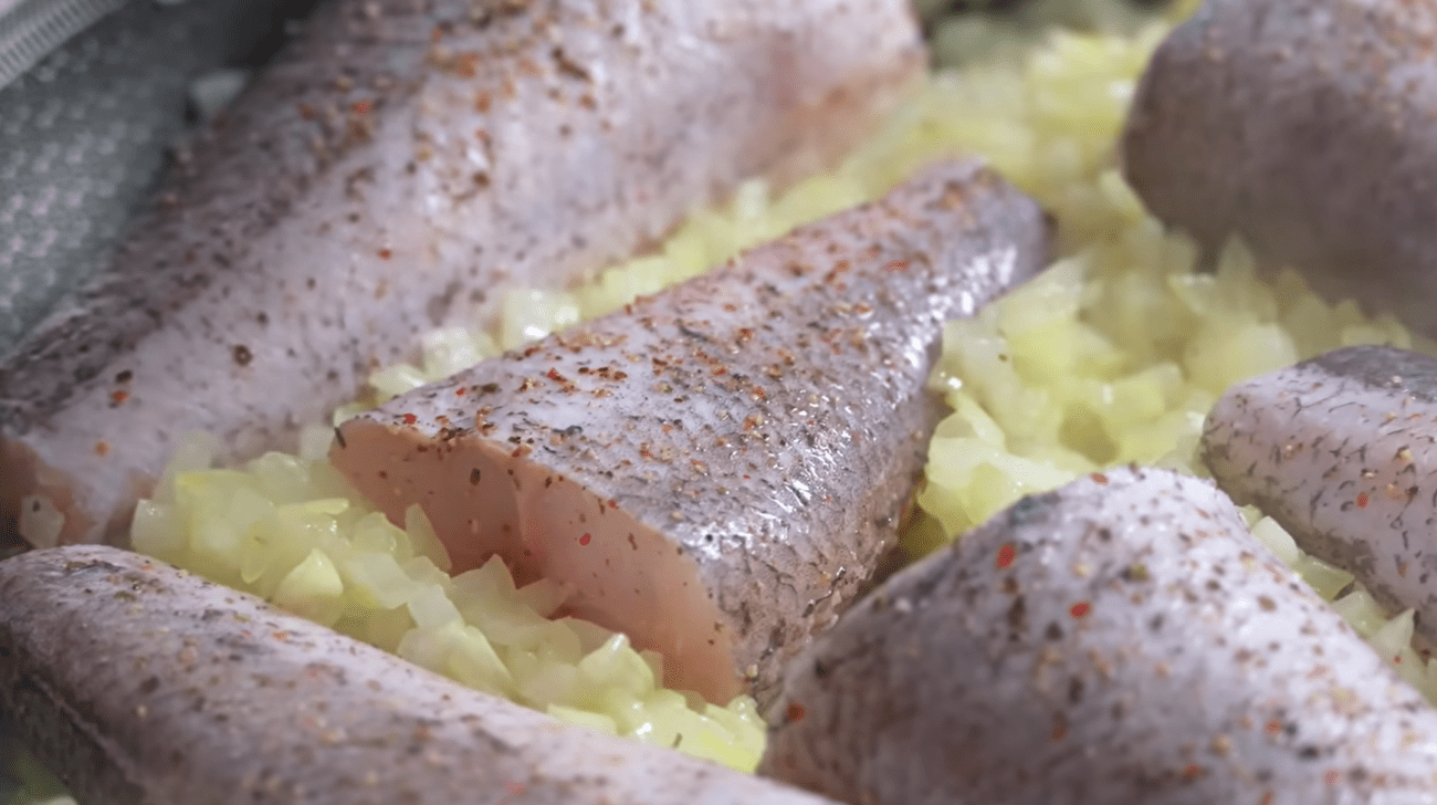 Кулінари розповіли, як смачно і небанально приготувати хек. Фото: YouTube Alina FooDee