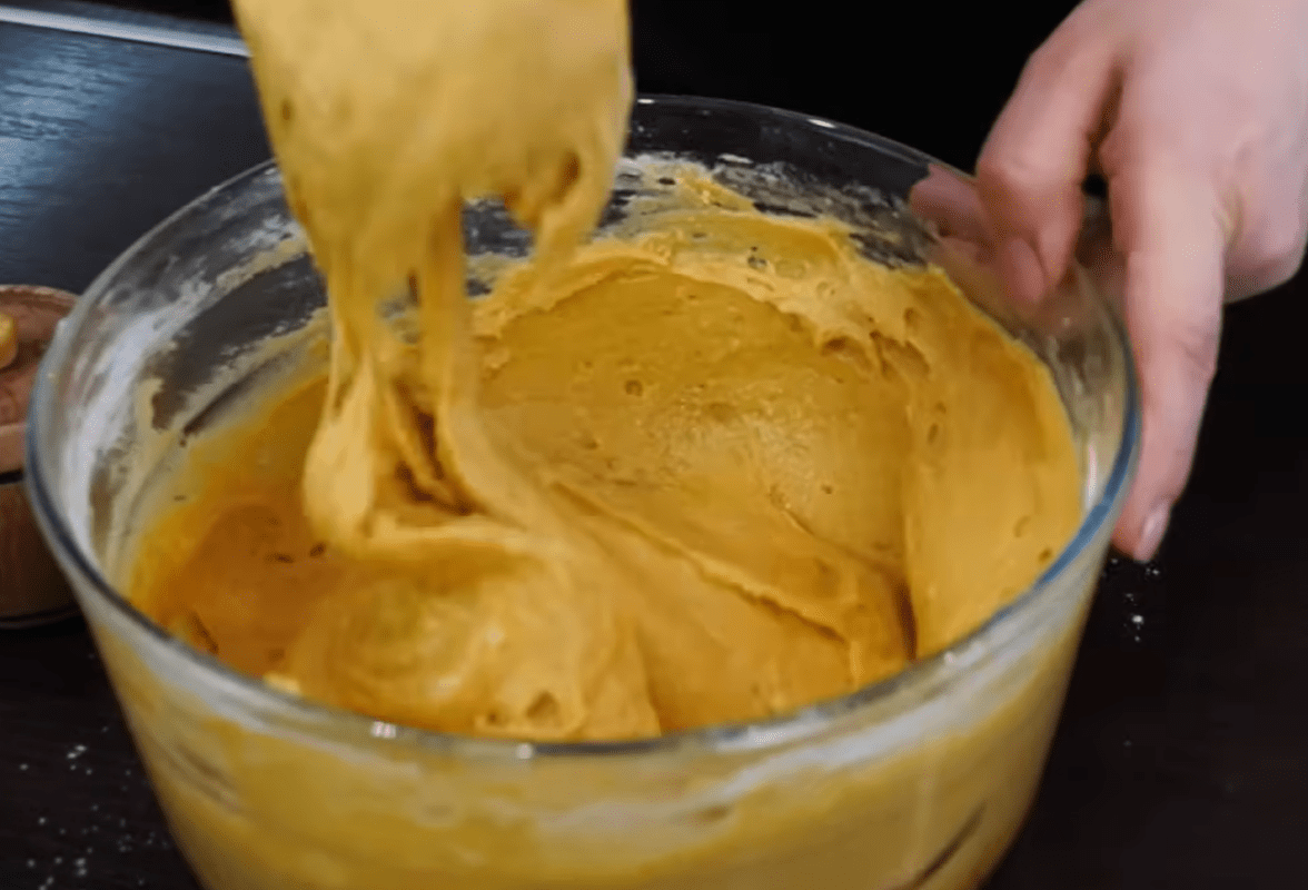 Смачний пиріг з варенням. Фото: YouTube Ольга Матвей