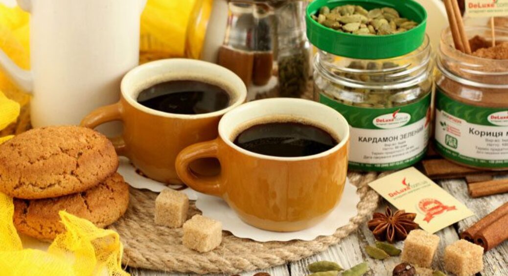 Готую каву з кардамоном і секретним інгредієнтом щоранку: виходить смачніше, ніж у кав’ярні 